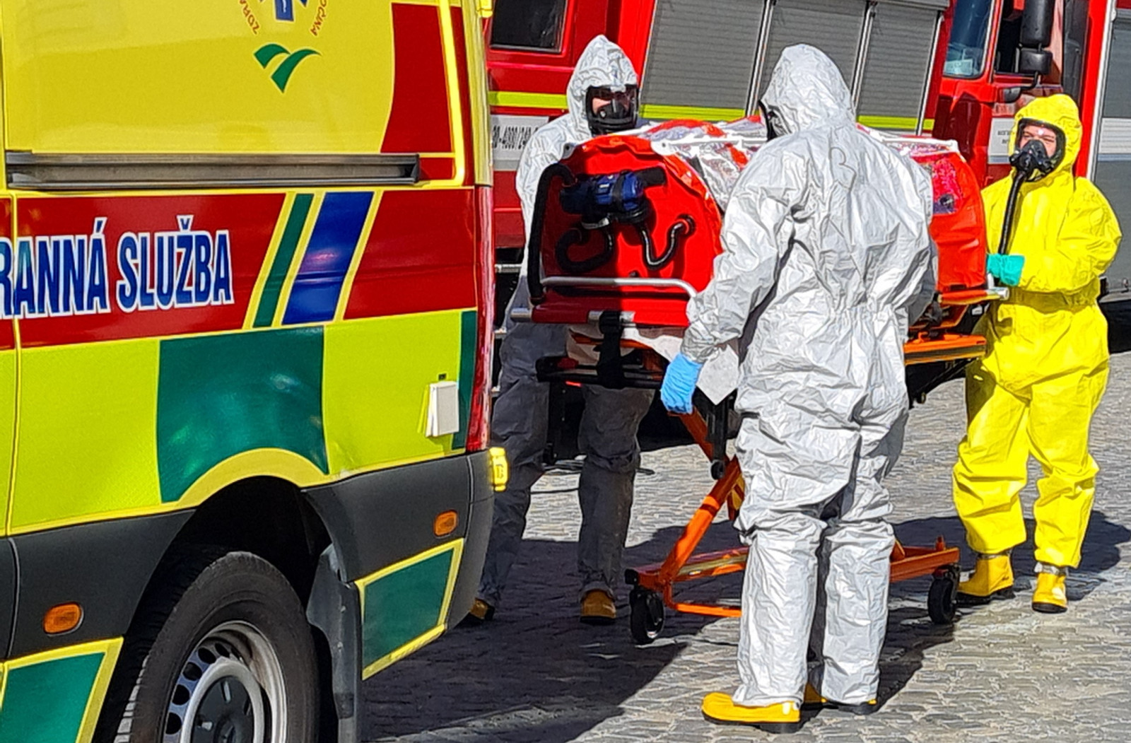 fotografie - transport pacientky v biovaku do nemocnice