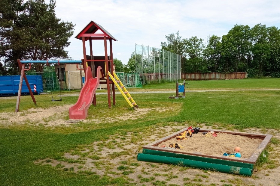 fotografie dětského hřiště v Polné u Městského stadionu