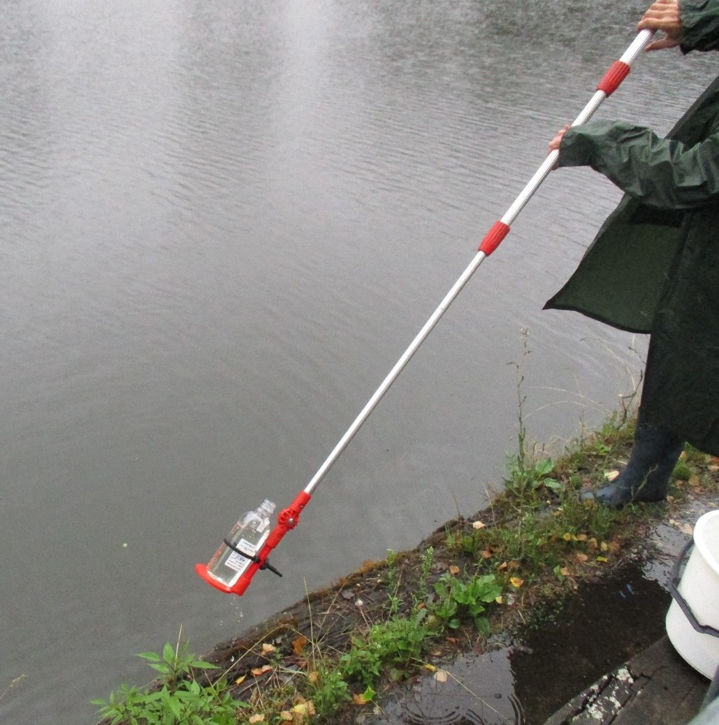 Ilustrační foto odběr vzorků vody z vodní nádrže Sedlice