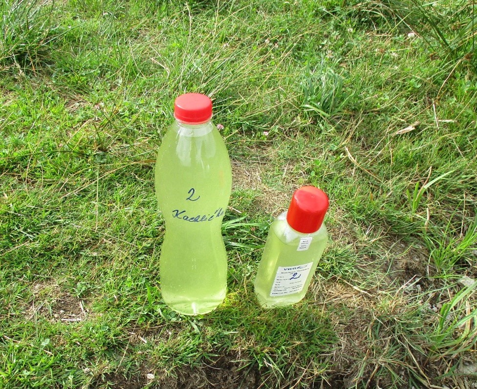 snímek odebrané vzorky vody rybník Kachlička 28.7.25