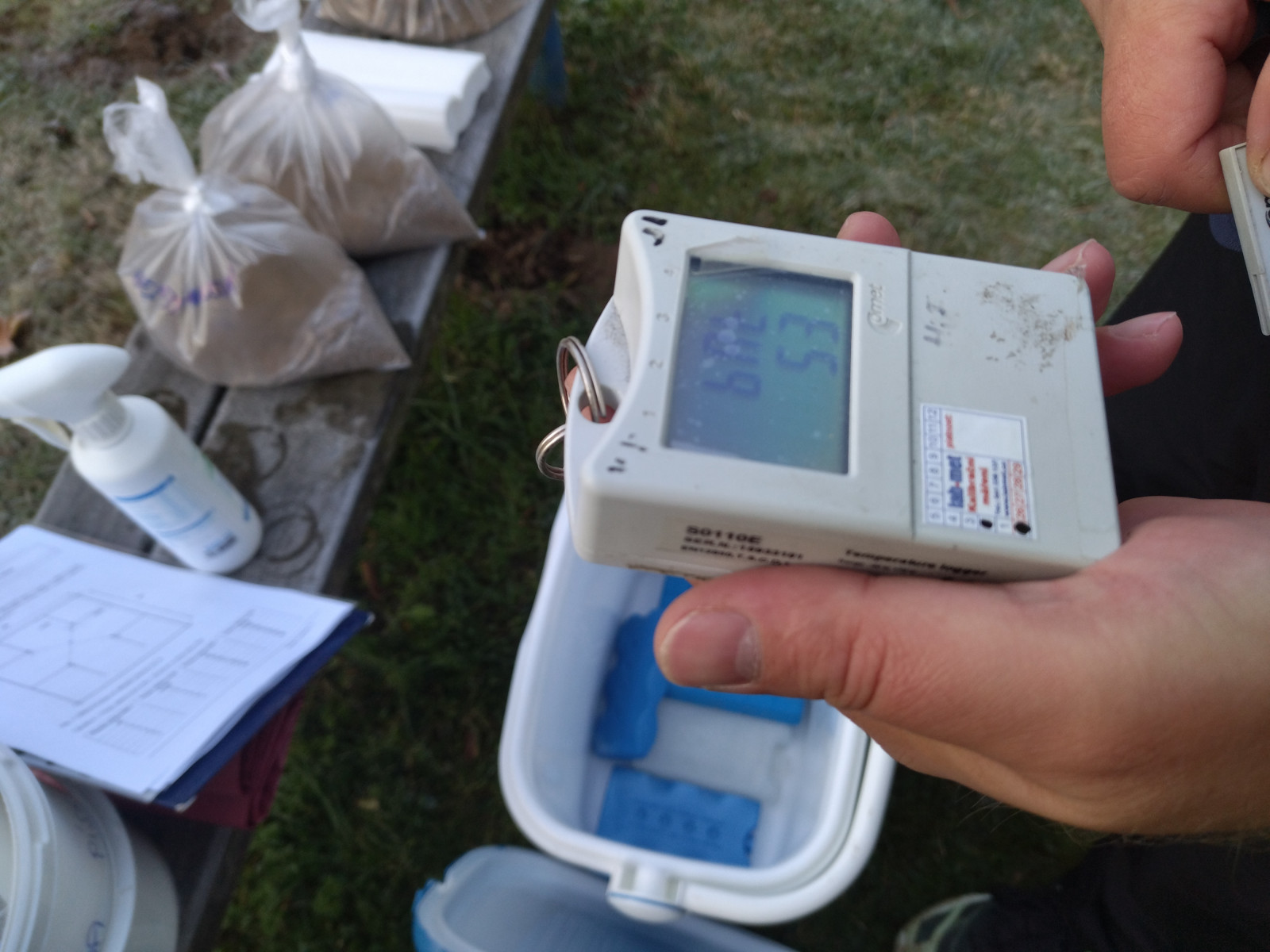 snímek teploměr a chladící box k přepravě vzorků písku - ilustrační foto