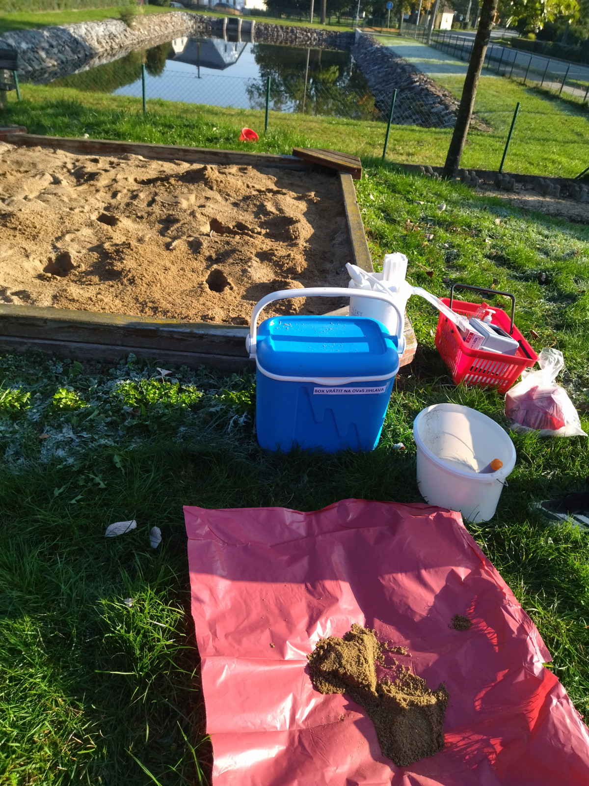 snímek - pomůcky využívané při vzorkování pískovišť - ilustrační foto