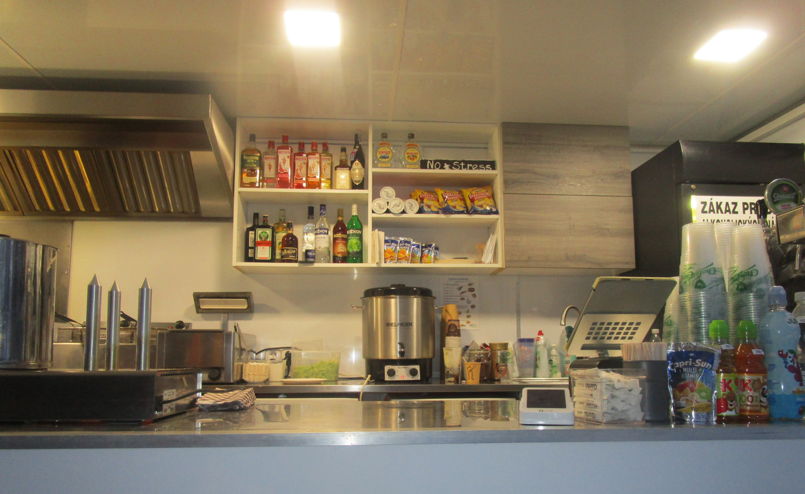 snímek stánku rychlého občestvení na SP biatlon v NMNM