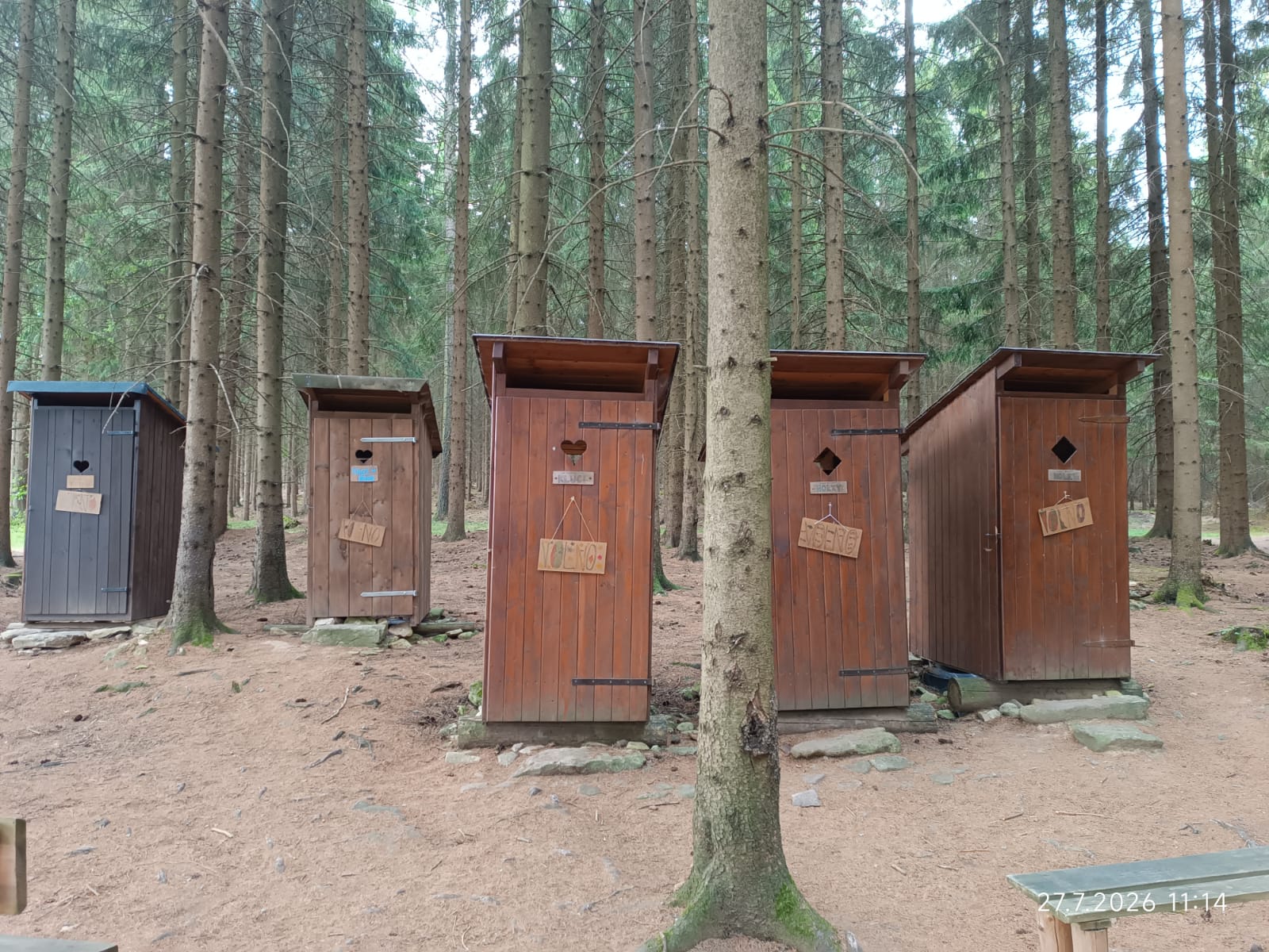 fotografie táborové toalety dřevěné