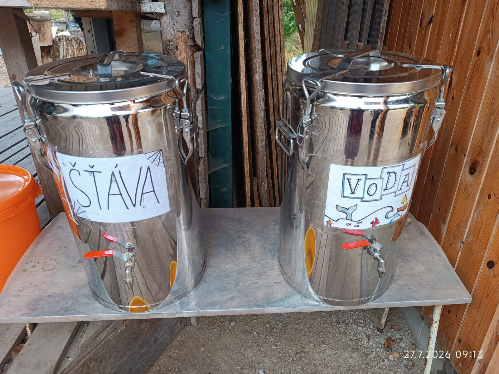 Fotografie várnic na šťávu a vodu k zajištění pitného režimu dětí